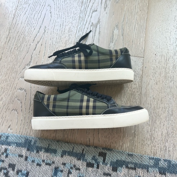 Burberry sneakers used size 5 - Picture 2 of 7